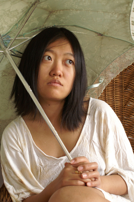 Portrait artiste comédienne asiatique photographiée en intérieur