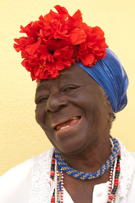 Grand-mère comédienne cubaine photographiée en extérieur